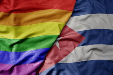 Küba ve gökkuşağı eşcinsellik bayrağının büyük, gerçekçi ulusal bayrağını sallıyor. makro