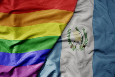 Guatemala ve gökkuşağı eşcinsellik bayrağının büyük ve gerçekçi ulusal bayrağını sallıyor. makro