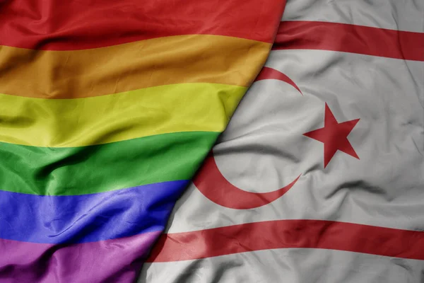 Kuzey Kıbrıs Gökkuşağı Eşcinsellik Bayrağının Büyük Gerçekçi Ulusal Bayrağını Sallıyor — Stok fotoğraf