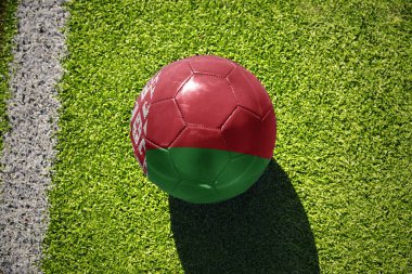 Beyazların milli bayrağı beyaz çizginin yanındaki yeşil alanda futbol topu.