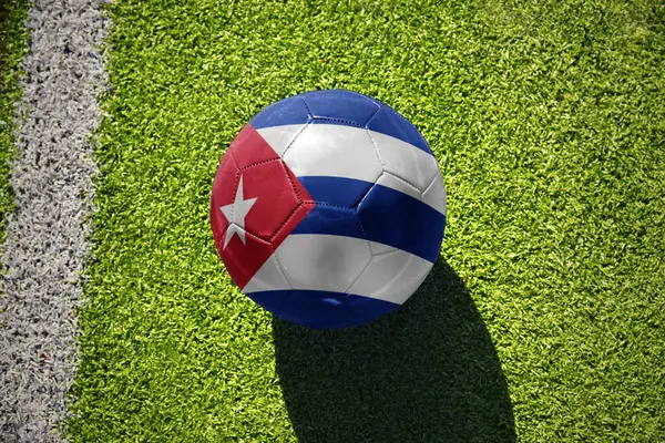 Футбольний Національним Прапором Куби Зеленому Полі Біля Білої Лінії Ліцензійні Стокові Зображення