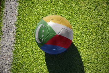 Beyaz çizginin yanındaki yeşil alanda komoroların ulusal bayrağı olan futbol topu.