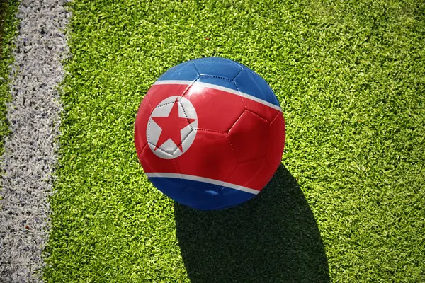 Футбольний Національним Прапором Північної Кореї Зеленому Полі Біля Білої Лінії Стокова Картинка