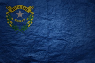 Nevada eyaletinin rengarenk büyük ulusal bayrağı eski kağıt desen arka planında