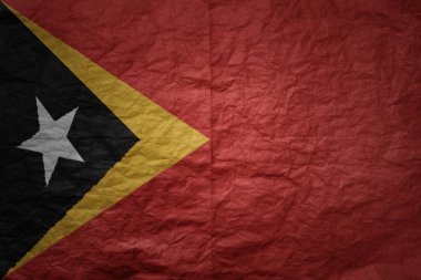 Doğu Timor 'un renkli büyük ulusal bayrağı eski kağıt desen arka planında