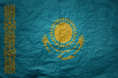 Kazakistan 'ın rengarenk büyük ulusal bayrağı eski kağıt doku arka planında