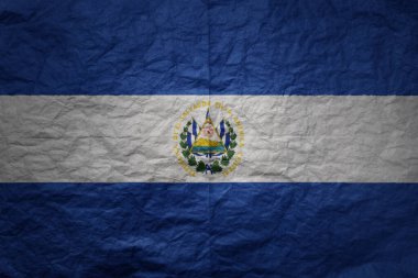 El Salvador 'un renkli bayrağı eski kağıt desenli arka planda.