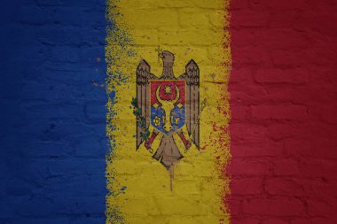 Moldova 'nın büyük ulusal bayrağını büyük, eski, renkli bir tuğla duvara boyamış.