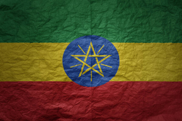 красочный большой национальный флаг Эфиопии на огромном бумажном фоне