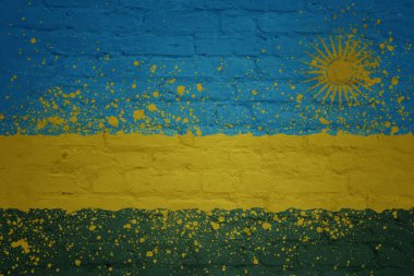 Ruanda 'nın büyük ulusal bayrağını büyük, eski, renkli bir tuğla duvara boyamış.