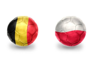 Polonya ve Belçika ulusal bayraklı gerçekçi futbol topları, futbol takımları. beyaz arkaplanda.