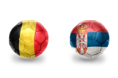Ulusal Sırp ve Belçika bayraklı gerçekçi futbol topları, futbol takımları. beyaz arkaplanda.