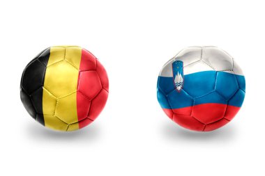 Ulusal Slovenia ve Belçika bayraklı gerçekçi futbol topları, futbol takımları. beyaz arkaplanda.