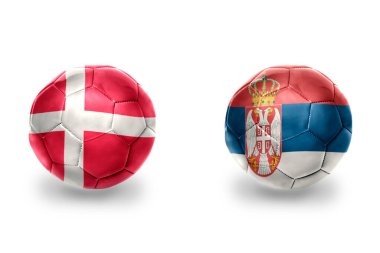 Danimarka ve Sırbistan 'ın ulusal bayraklı gerçekçi futbol topları, futbol takımları. beyaz arkaplanda.