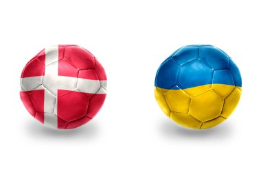 Danimarka ve Ukrayna 'nın ulusal bayraklı gerçekçi futbol topları, futbol takımları. beyaz arkaplanda.