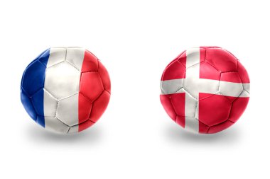 Fransa ve Danimarka ulusal bayraklı gerçekçi futbol topları, futbol takımları. beyaz arkaplanda.