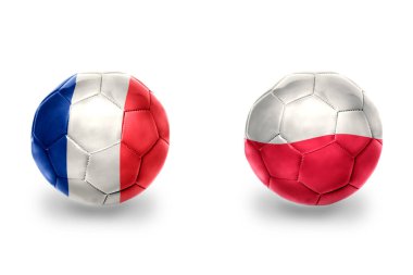 Fransa ve Polonya ulusal bayraklı gerçekçi futbol topları, futbol takımları. beyaz arkaplanda.