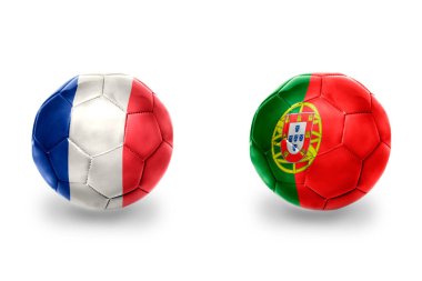 Fransa ve Portekiz ulusal bayraklı gerçekçi futbol topları, futbol takımları. beyaz arkaplanda.
