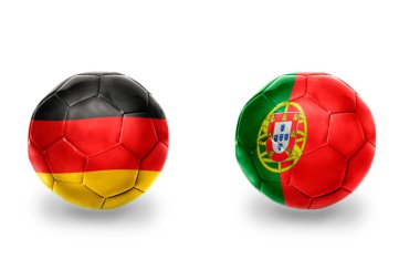 Almanya, Portekiz ve futbol takımlarının bayraklı gerçekçi futbol topları. beyaz arkaplanda.