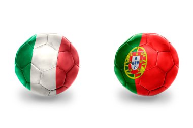Portekiz ve İtalya 'nın ulusal bayraklı gerçekçi futbol topları, futbol takımları. beyaz arkaplanda.