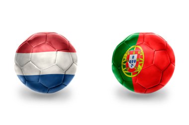 Portekiz ve Hollanda ulusal bayraklı gerçekçi futbol topları, futbol takımları. beyaz arkaplanda.