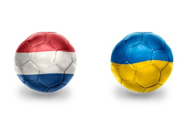 Ukrayna ve Hollanda ulusal bayraklı gerçekçi futbol topları, futbol takımları. beyaz arkaplanda.