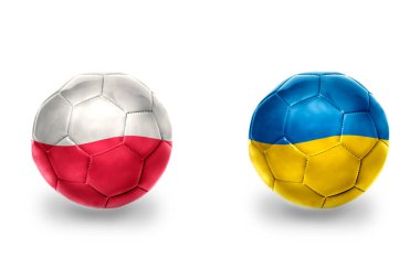Ulusal Ukrayna ve Polonya bayraklı gerçekçi futbol topları, futbol takımları. beyaz arkaplanda.