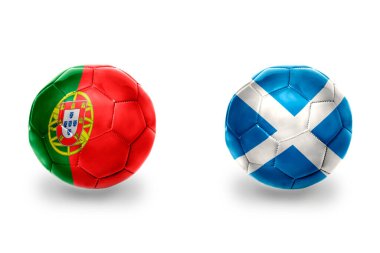 İskoç ve Portekiz ulusal bayraklı gerçekçi futbol topları, futbol takımları. beyaz arkaplanda.
