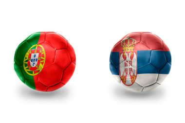 Milli Sırp ve Portekiz bayraklı gerçekçi futbol topları, futbol takımları. beyaz arkaplanda.