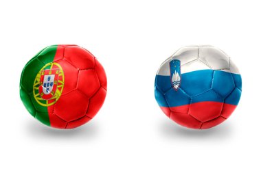 Milli Slovenya, Portekiz ve futbol takımlarının bayrakları olan gerçekçi futbol topları. beyaz arkaplanda.