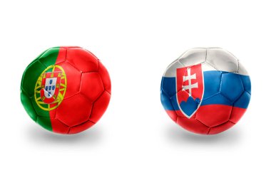 Slovakya, Portekiz ve futbol takımlarının bayraklı gerçekçi futbol topları. beyaz arkaplanda.