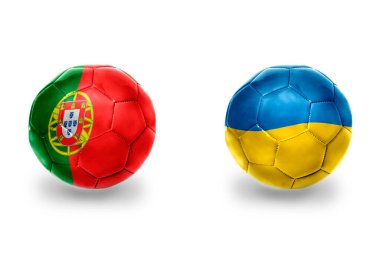Ulusal Ukrayna ve Portekiz bayraklı gerçekçi futbol topları, futbol takımları. beyaz arkaplanda.