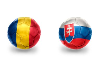 Slovakya ve Romanya ulusal bayraklı gerçekçi futbol topları, futbol takımları. beyaz arkaplanda.