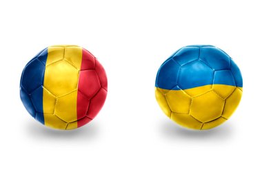 Ukrayna ve Romanya ulusal bayraklı gerçekçi futbol topları, futbol takımları. beyaz arkaplanda.