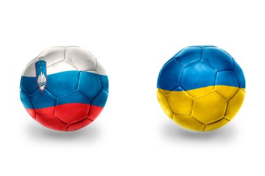 Ulusal Ukrayna ve Slovenya bayraklı gerçekçi futbol topları, futbol takımları. beyaz arkaplanda.