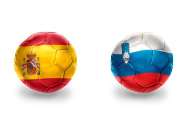 İspanya ve Slovenia 'nın ulusal bayraklı gerçekçi futbol topları, futbol takımları. beyaz arkaplanda.