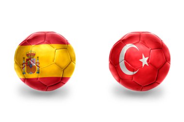 İspanya ve Türkiye ulusal bayraklı gerçekçi futbol topları, futbol takımları. beyaz arkaplanda.