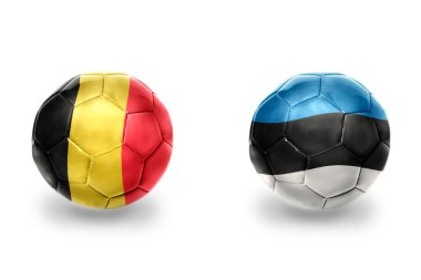 Ulusal Estonya ve Belçika bayraklı gerçekçi futbol topları, futbol takımları. beyaz arkaplanda.
