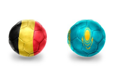 Ulusal Kazakistan ve Belçika bayraklı gerçekçi futbol topları, futbol takımları. beyaz arkaplanda.