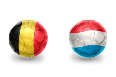 Lüksemburg ve Belçika ulusal bayraklı gerçekçi futbol topları, futbol takımları. beyaz arkaplanda.