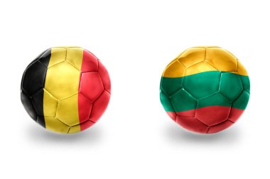 Litvanya ve Belçika ulusal bayraklı gerçekçi futbol topları, futbol takımları. beyaz arkaplanda.