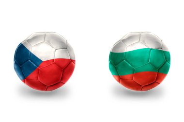 Ulusal Bulgar ve Çek Cumhuriyeti bayraklı gerçekçi futbol topları, futbol takımları. beyaz arkaplanda.