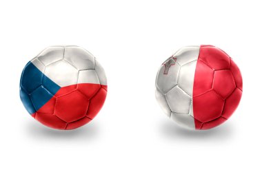 Ulusal malta ve czech cumhuriyetinin bayraklı gerçekçi futbol topları, futbol takımları. beyaz arkaplanda.