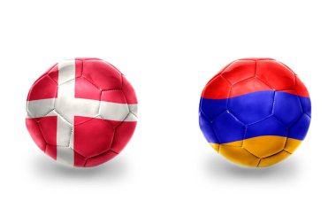 Ermenistan ve Danimarka ulusal bayraklı gerçekçi futbol topları, futbol takımları. beyaz arkaplanda.