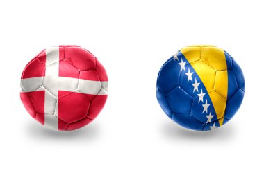 Bosna, Herzegovina ve Danimarka ulusal bayraklı gerçekçi futbol topları, futbol takımları. beyaz arkaplanda.