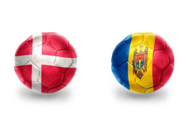 Moldova ve Danimarka ulusal bayraklı gerçekçi futbol topları, futbol takımları. beyaz arkaplanda.