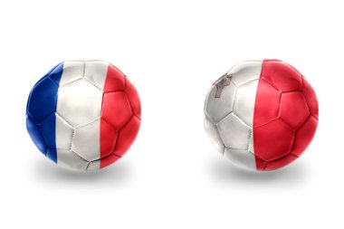 Fransa ve Malta ulusal bayraklı gerçekçi futbol topları, futbol takımları. beyaz arkaplanda.