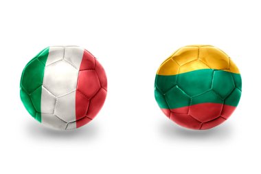 Litvanya ve İtalya ulusal bayraklı gerçekçi futbol topları, futbol takımları. beyaz arkaplanda.