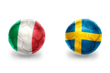 İsveç ve İtalya ulusal bayraklı gerçekçi futbol topları, futbol takımları. beyaz arkaplanda.