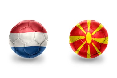 Macedonia ve Hollanda ulusal bayraklı gerçekçi futbol topları, futbol takımları. beyaz arkaplanda.